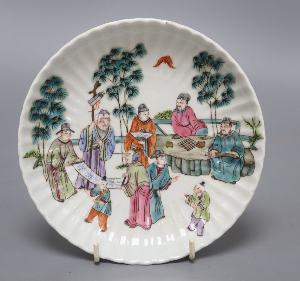 A Chinese famille rose fluted dish, diameter 18cm